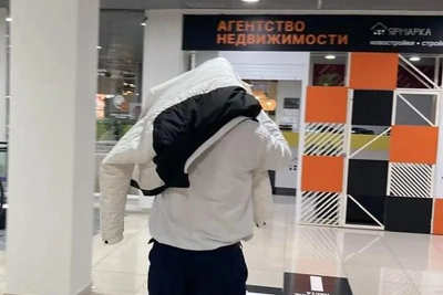 Мужчина напугал женщину в туалете торгового центра