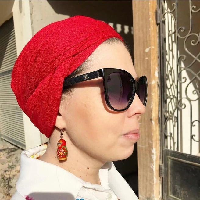— Меня принимают за местную, потому что я одеваюсь как местная и говорю по-арабски. Это сказывается на отношении ко мне. Если я захожу в магазин и там будет очередь из мужчин, то, скорее всего, меня пропустят. Скажут: «Проходите, мадам, берите что надо». | Источник: Египет / Жизнь и отдых / Vk.com