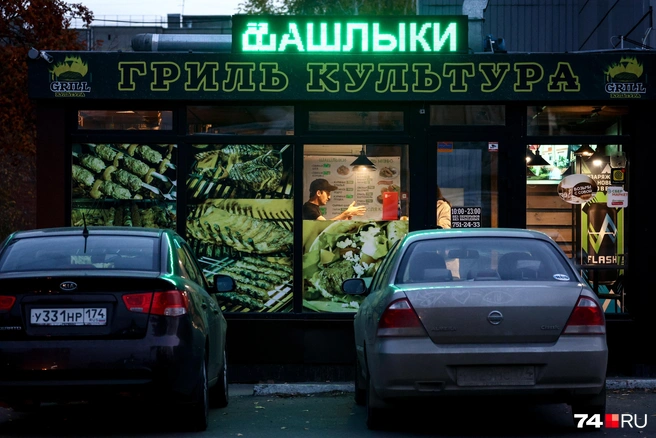 Задержание и стрельба развернулись перед окнами этого киоска | Источник: Наталья Лапцевич / 74.RU