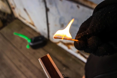 Сосед поджёг дверь в Колпино из-за конфликта