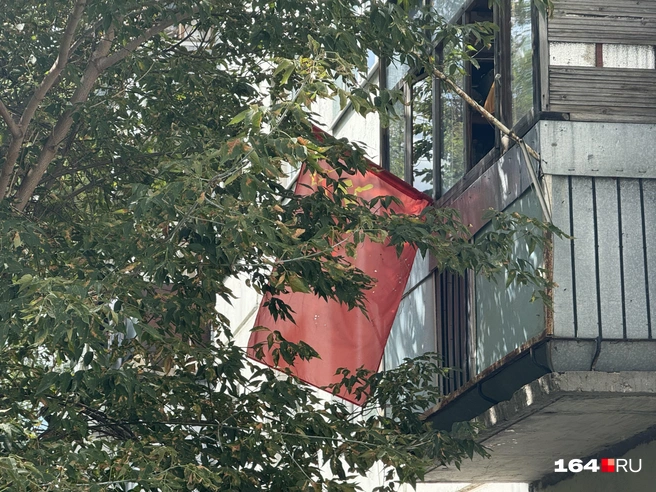 На балконе одного из трех поврежденных домов | Источник: Сергей Петунин / 164.RU