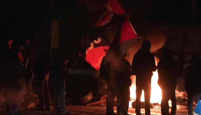 Во Франции протесты против жесткой экономии. В городах блокируют дороги и поджигают мусор | Источник: скриншот видео youtube.com/lemondefr