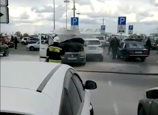 Опубликовано видео возгорания автомобиля на парковке «Глобуса» | ya62.ru