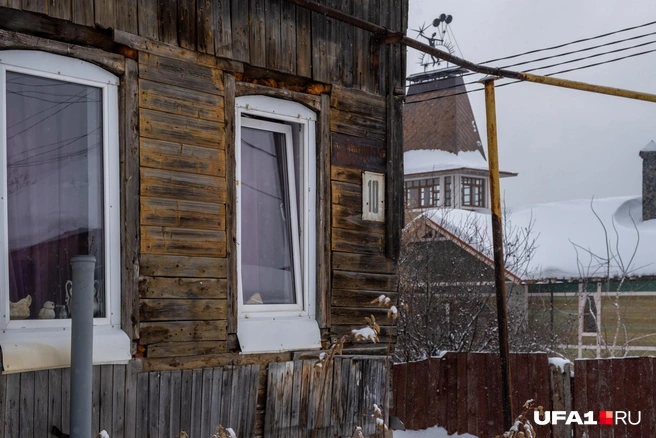 Дом признали аварийным, поэтому продолжать жить в нём опасно для жизни