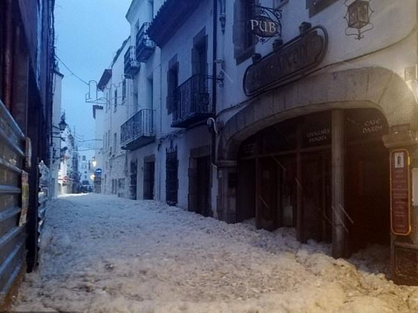 В Испании после урагана город покрылся морской пеной высотой до пояса (видео)