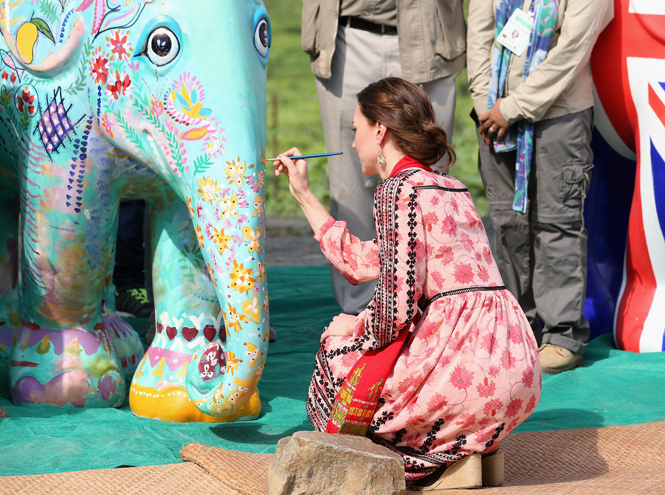 Фото №12 - Кейт Миддлтон скучает по детям и раскрашивает слонов