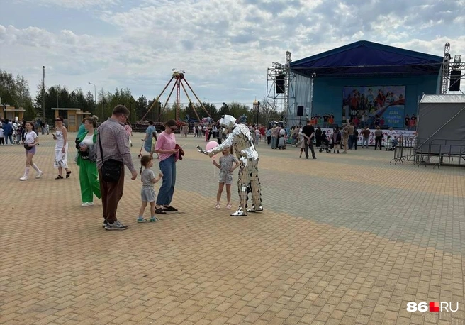 Ребятишек на площади развлекают аниматоры в ярких костюмах | Источник: Анастасия Сидорова
