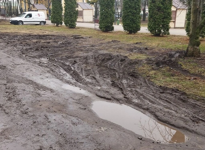 Рязанцы пожаловались на «разбитый» газон в Соборном парке | ya62.ru