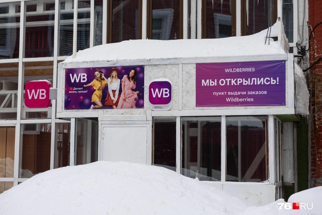 Вроде бы открылись, но как пройти? Это здание в арке&nbsp;— бывший игровой клуб, на месте которого успела поработать и закрыться кофейня. | Источник: Артем Бауман / 76.RU