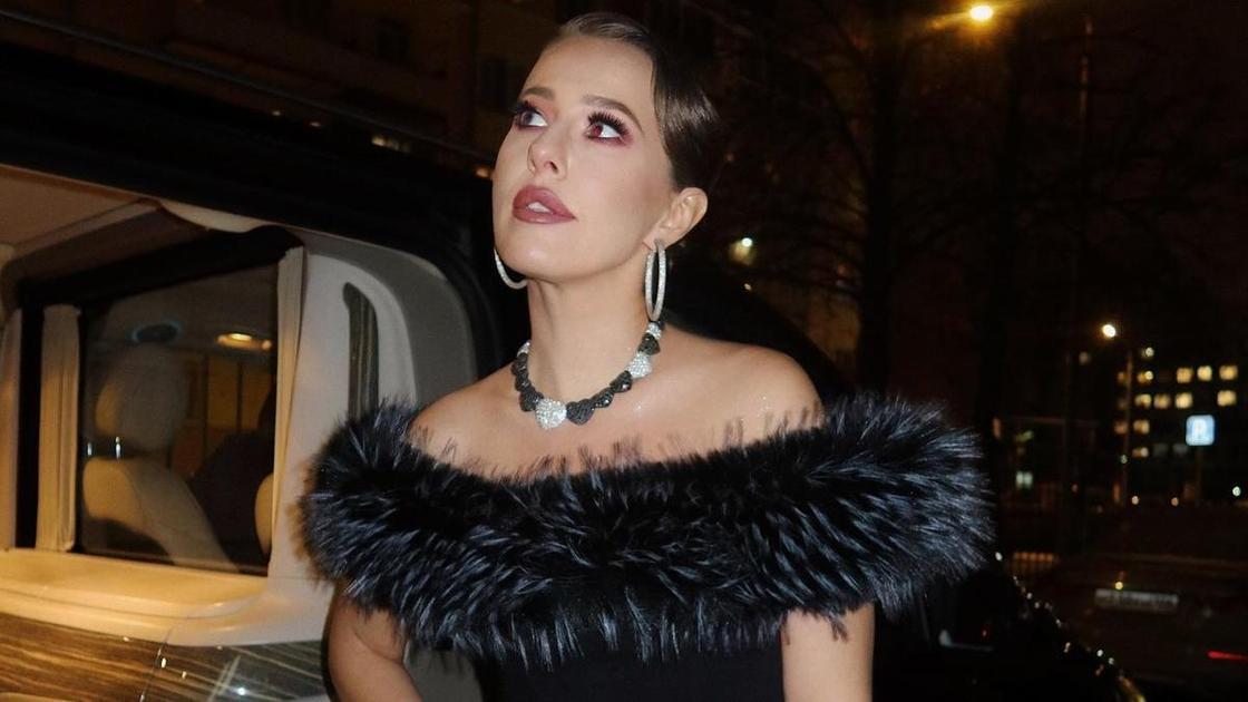 Ксения Собчак в модном трауре&nbsp;&mdash; оцените образ звезды на шоу Maison Margiela