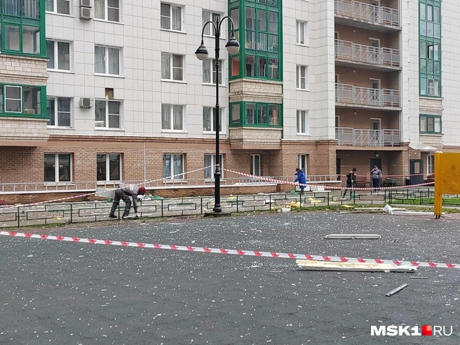 Коммунальщики принялись убирать территорию ЖК | Источник: Михаил Мечев / MSK1.RU
