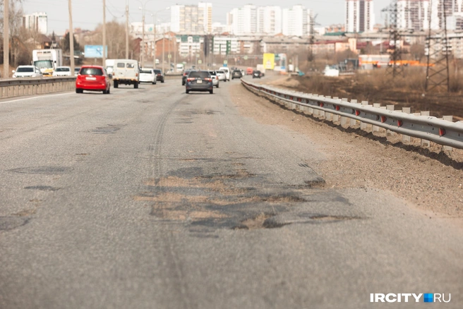 Все эти ямы ощущаются даже в машине с увеличенным дорожным просветом | Источник: Даниил Конин / «ИрСити»