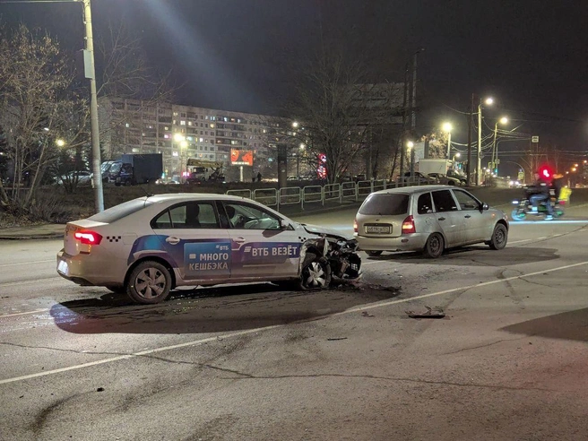 Пострадавшая девушка находилась в автомобиле с опознавательными знаками такси | Источник: читатель 74.RU