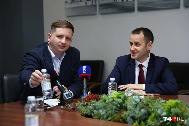 Проект презентовали журналистам представитель городской администрации Дмитрий Агеев (справа) и специалист СМЭУ Александр Кузнецов | Источник: Михаил Шилкин