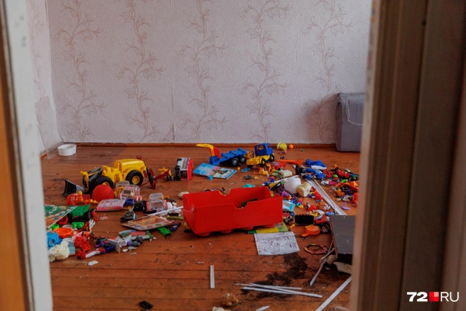 Оставили даже детские игрушки. Их разбросали по полу в одной из квартир | Источник: Ирина Шарова / 72.RU 