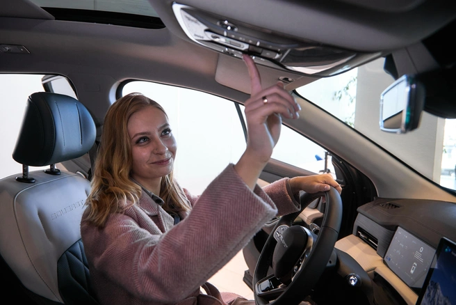 Девушка изучила автомобили и с удовольствием записалась на тест-драйв | Источник: Роман Данилкин