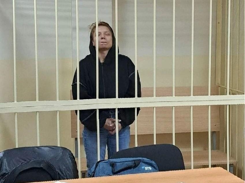 В Екатеринбурге арестовали буйную даму, ограбившую ПВЗ на сотни тысяч рублей и устроившую дебош