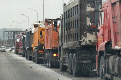 Самосвалы выстроились в очередь у снегоплавилки на Мебельной