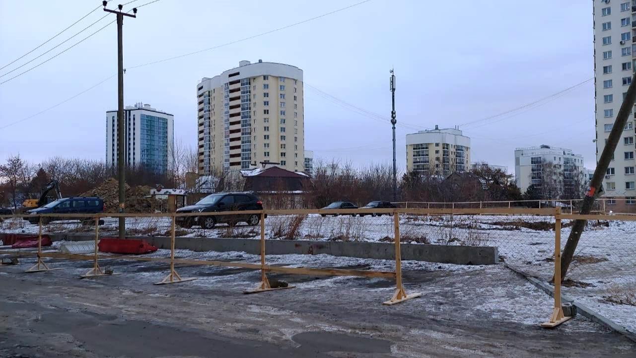 В Екатеринбурге жильцы многоэтажек остались без парковки из-за строителей,  январь 2023 г. - 29 января 2023 - Е1.ру