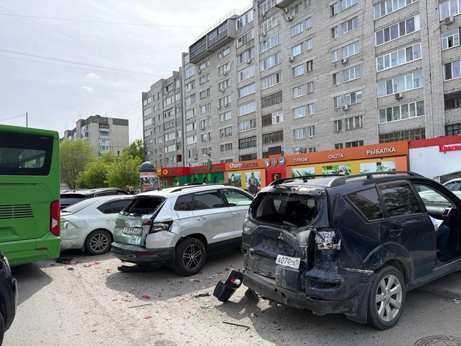 Пострадавшие автомобили на парковке | Источник: Анастасия Малышкина / 72.RU