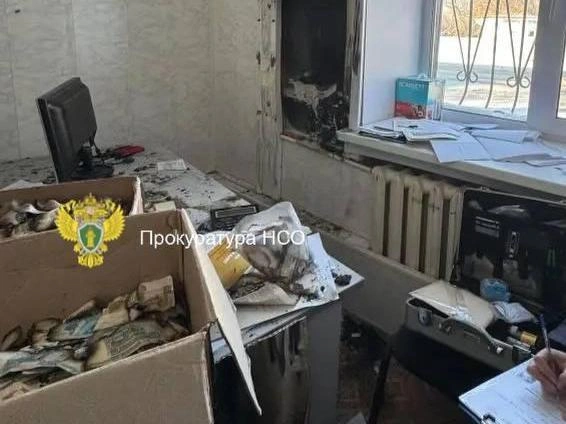 Банкноты на сумму 629 тысяч рублей, уцелевшие при пожаре, были возвращены почтовому оператору. | Источник: прокуратура Новосибирской области