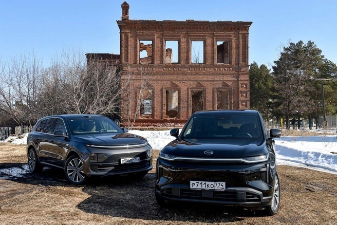 Гибридные кроссоверы обеспечивают лучшую динамику, а GAC S7 (на фото справа) еще и дешевле — от 5,9 миллиона рублей. Но у гибридов свои заморочки: их нужно хотя бы иногда подключать к розетке, а разгон зависит от степени зарядки батареи | Источник: Артем Краснов, Семен Казьмин
