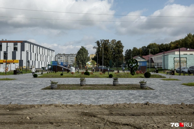 В сквере в центре города&nbsp;— современный скейт-парк | Источник: Александр Куренной / 76.RU