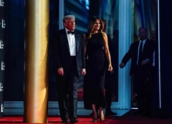 Дональд и Мелания Трамп посетили премьеру «Отверженных» на фоне протестов. Президента США освистали
