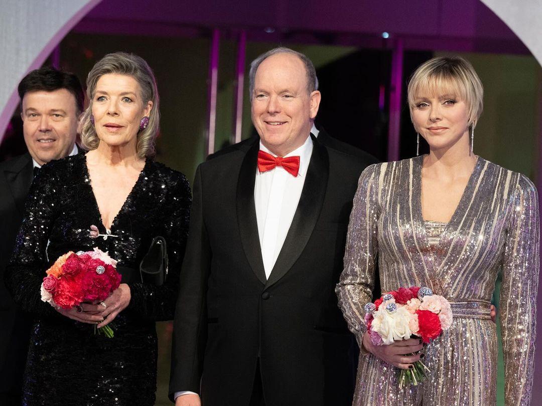 Принцесса Каролина, князь Альбер и княгиня Шарлен на ежегодном Балу Роз, 23 марта 2024 год | marieclaire.ru