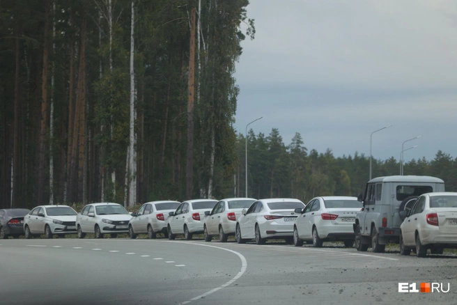 Силовики выстроились на Чусовском тракте | Источник: Владислав Лоншаков / E1.RU