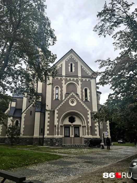 В начале октября листья на деревьях еще были зелеными | Источник: Анастасия Шевякова / 86.RU