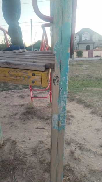 Обветшалую детскую площадку давно пора было привести в порядок | Источник: читатели V1.RU