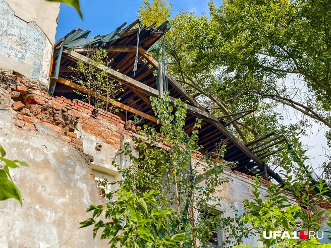 Остатки дома привлекают взгляд причудливым видом | Источник: Булат Салихов / UFA1.RU