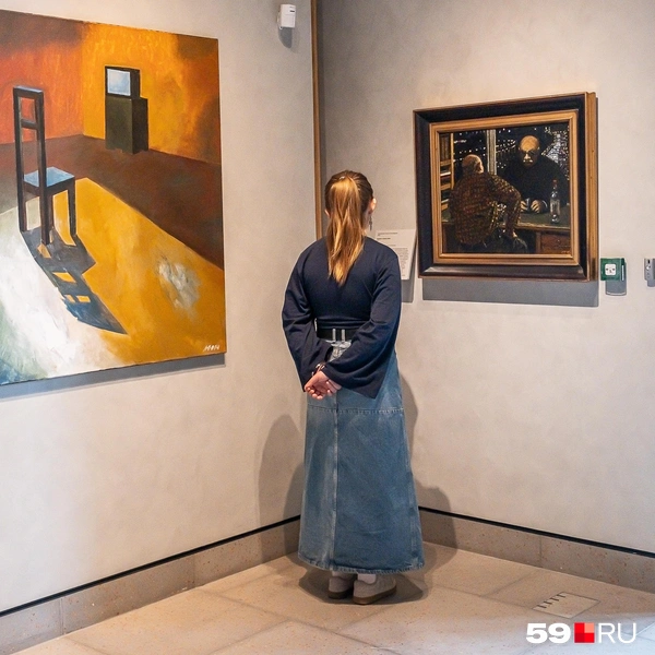 Слева&nbsp;— работа Юрия Лапшина | Источник: Василина Любимова / 59.RU