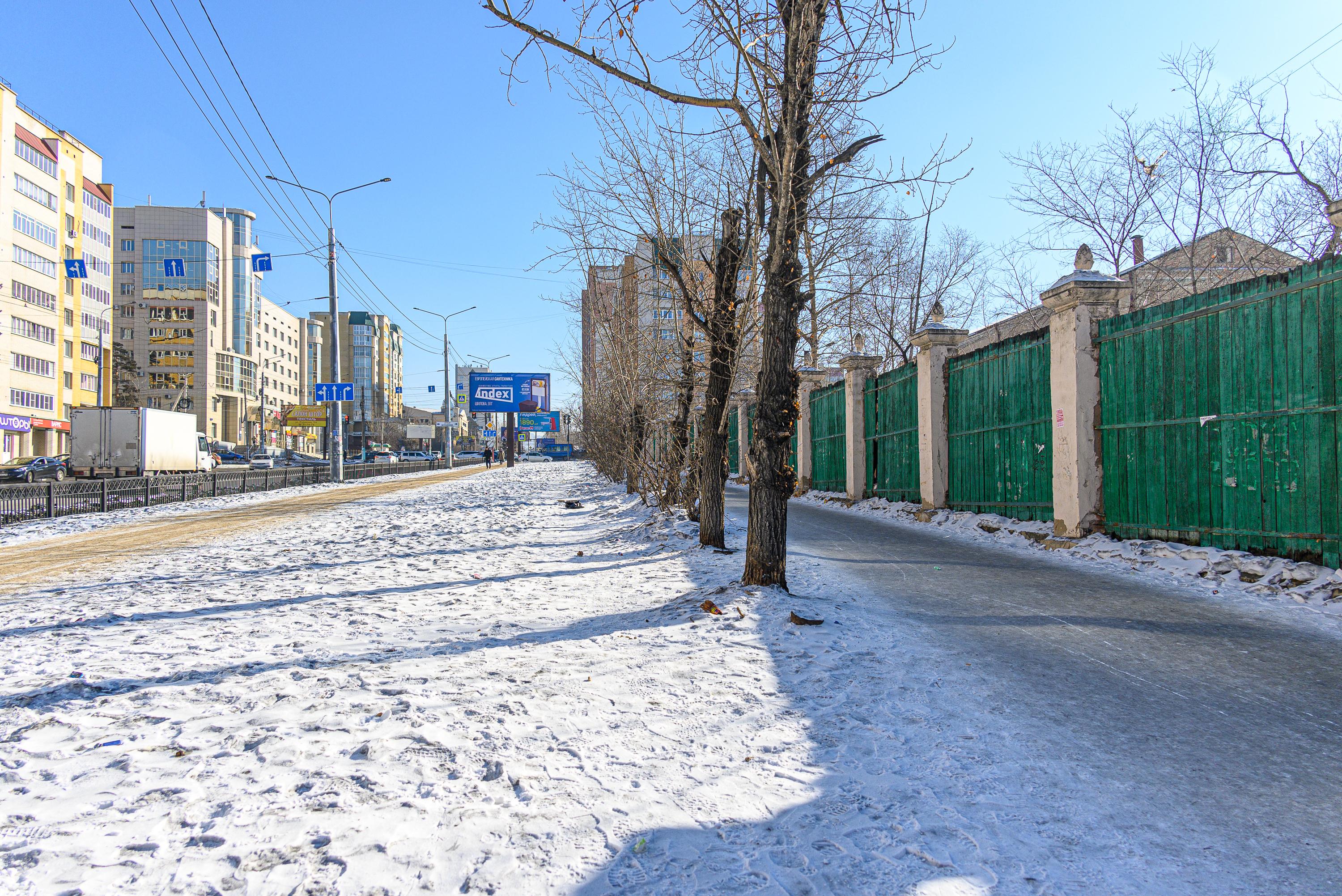 Аллея на улице Новобульварной между Курнатовского и Журавлева, остановка «Машзавод», 70-е годы | Источник: Олег Федоров / CHITA.RU