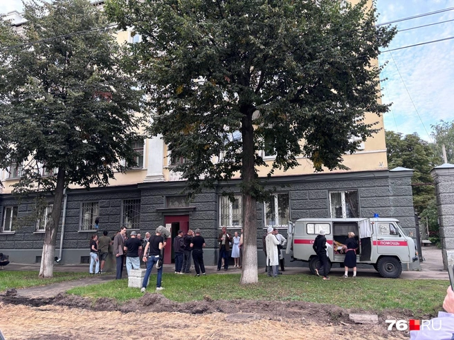 30 августа киношники снимали сцену у подъезда | Источник: читатель 76.RU