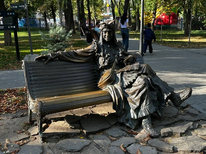 Сказочная старушка приглашает присесть рядом | Источник: Полина Старостина