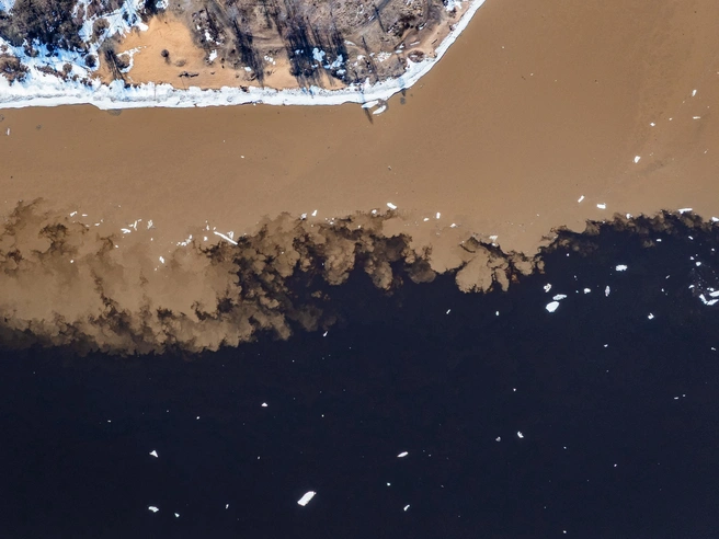 На поверхности воды хорошо видна чёткая разделительная линия. | Источник: Александр Давидик / Vk.com