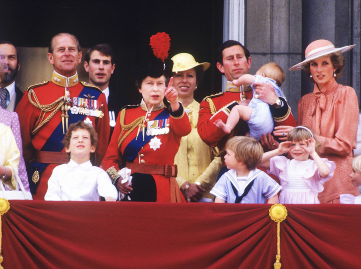 От Дианы до Кейт Миддлтон: самые яркие «балконные» кадры Trooping The Colour