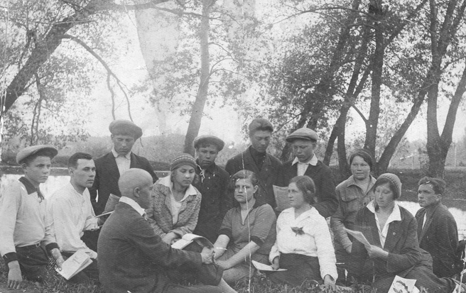 Комсомольцы Карбюраторстроя на политзанятиях. 1933 год | Источник: фотофонд Самарского госархива социально-политической истории
