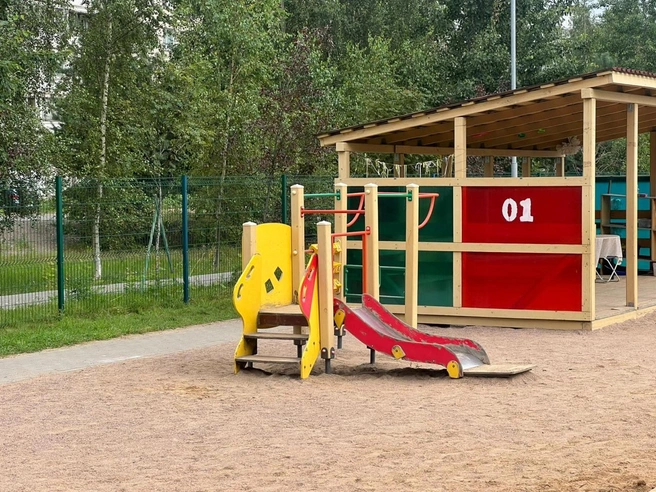 Девочка разбила голову в детском саду в Сертолово. СК показал, откуда она упала | Источник: СК Ленобласти