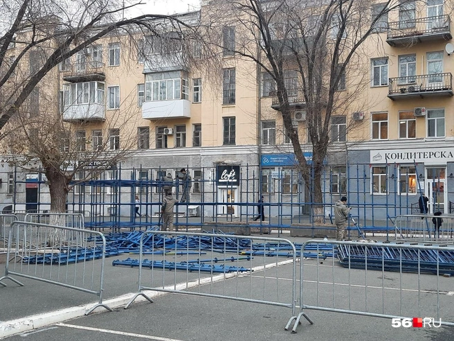 Установка будущей горки | Источник: Анастасия Баринова / 56.RU