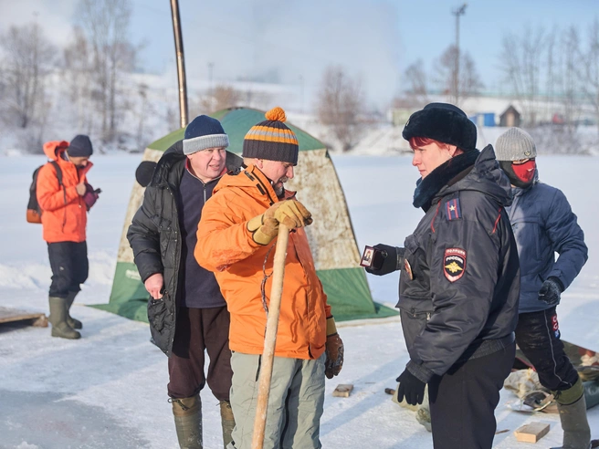 Во время подготовки к заплыву на место прибыли представители полиции, городской администрации и спасательной службы МАСС. | Источник: Александр Ощепков / NGS.RU