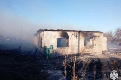 Огонь от костра рыбаков сжег дом в Новосибирской области