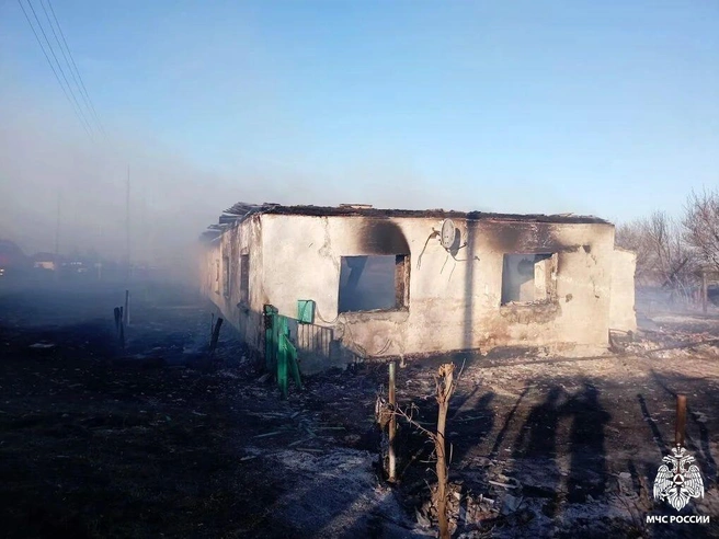 Огонь уничтожил большой жилой дом | Источник: «МЧС России по Новосибирской области» / 54.mchs.gov.ru