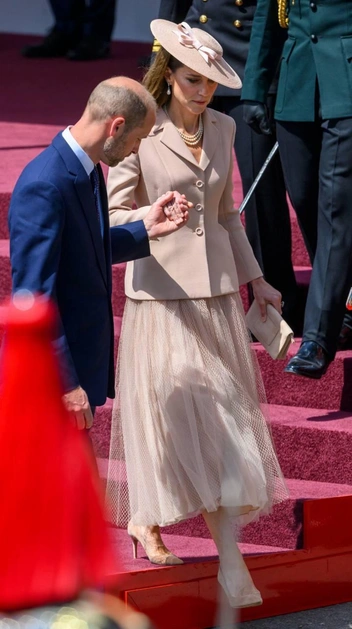 Кейт и Уильям встречают чету Макрон у трапа самолета | Источник: kate_middleton_royal / T.me