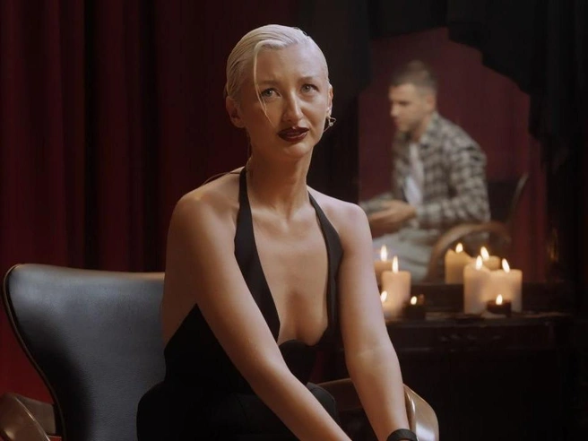 Марго хотела узнать, когда ее позовут замуж, — но ответ ее не порадовал | Источник: кадр из шоу «Без масок» / VladislavCherevatyi / YouTube.com