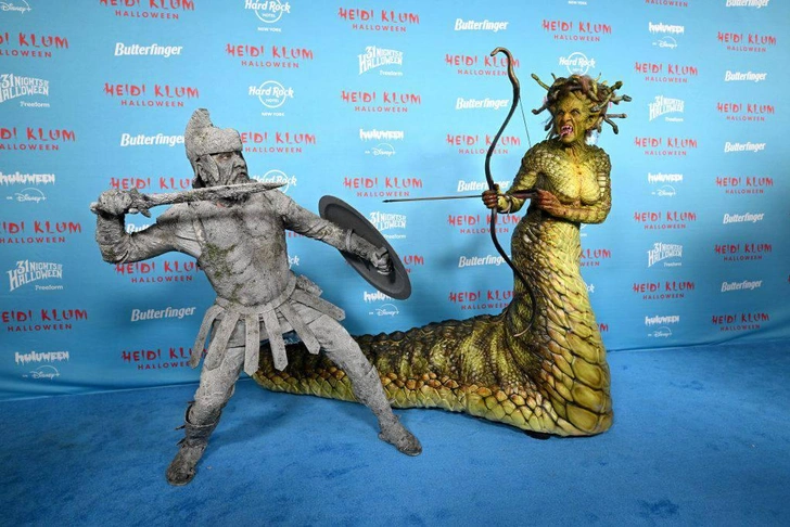 Образ рыцаря проработан до мельчайших деталей: можно разглядеть поросшую траву