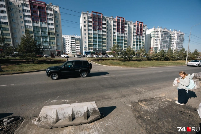 Хотя непосредственно у дороги есть защитная полоса. И широкий газон тоже есть | Источник: Наталья Лапцевич