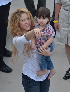Шакира с сыном Миланом в Колумбии